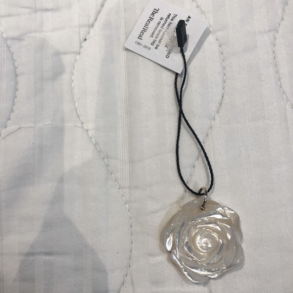 14K Mother of Pearl Rose pendant - Picture 3 of 4